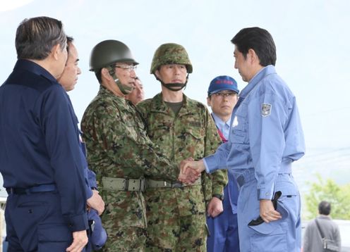 安倍总理为了视察熊本地震造成灾害状况，访问了熊本县。