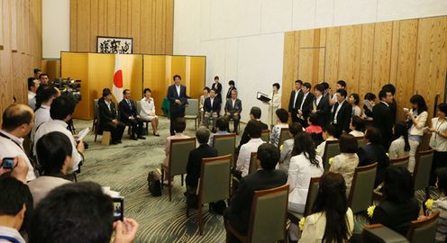 安倍总理在总理大臣官邸出席了建设男女共同参与社会功劳者表彰仪式。该仪式对功劳者进行了表彰，并颁发了挑战奖以及宣传语奖。