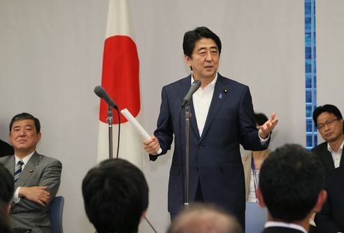 安倍总理在总理大臣官邸出席了地方创生人才支援制度报告会。
