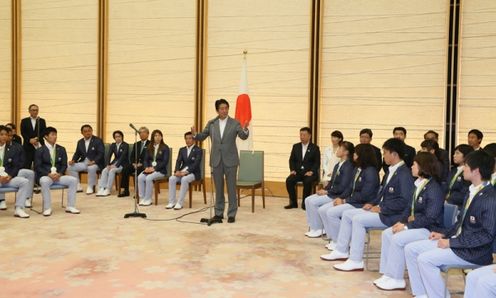 安倍总理在总理大臣官邸接受了第31届奥林匹克运动会（2016/里约热内卢）日本代表选手团的拜访。