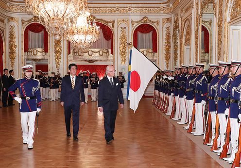 安倍总理在迎宾馆赤坂离宫与瑞典王国国王卡尔十六世古斯塔夫国王陛下及希尔维亚王妃陛下进行恳谈，并举办了晚餐会。