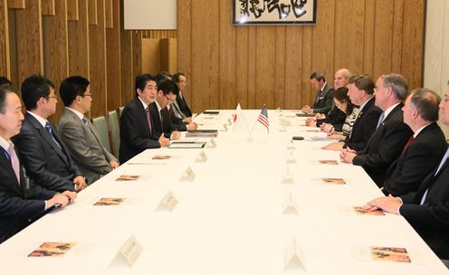 安倍总理在总理大臣官邸接受了美国众议院军事委员会战略军小委员会委员长罗杰斯等的拜会。