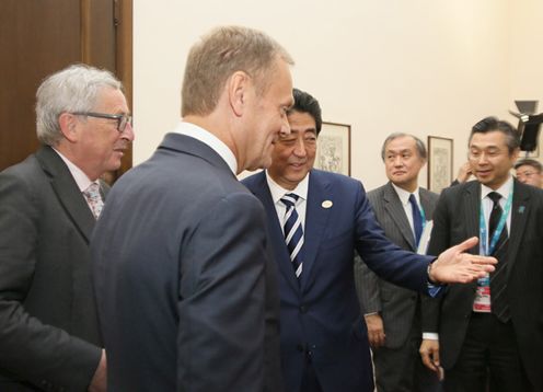 安倍总理为了出席G7陶尔米纳峰会访问了意大利共和国。