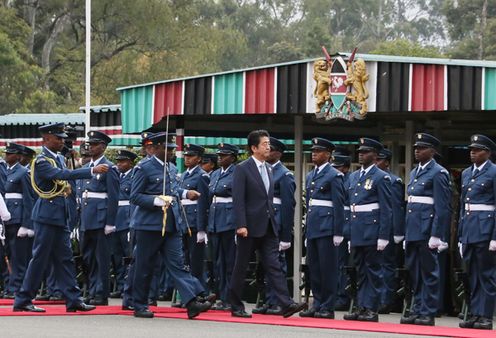 安倍总理为了出席TICAD VI（第六届非洲开发会议）等，访问了肯尼亚共和国的内罗毕。
