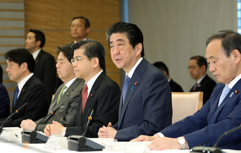 安倍总理在总理大臣官邸召开了第3次特定复合观光设施区域整备推进本部会议。
