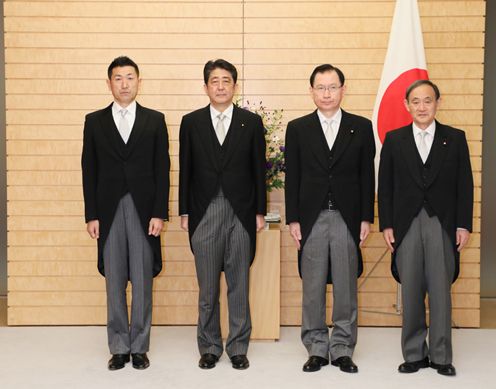 安倍总理与新任的副大臣一起出席在宫中举行的认证式后，返回官邸进行了合影。