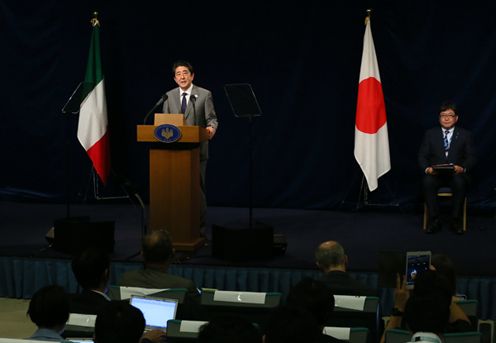 安倍总理为了出席七国集团（G7）陶尔米纳峰会访问了意大利共和国。