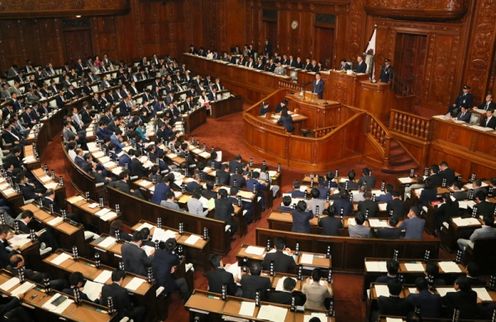 安倍总理上午出席了参议院全体会议，下午出席了众议院全体会议。