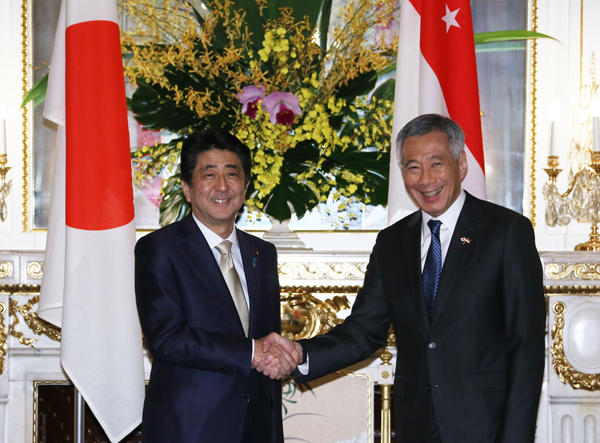 安倍总理在迎宾馆赤坂离宫与新加坡共和国总理李显龙举行了首脑会谈等。