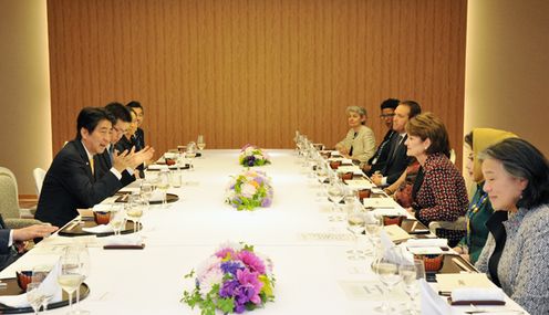 安倍总理出席了在东京都内召开的“为实现女性绽放光彩社会的国际论坛” World Assembly for Women in Tokyo（WAW! Tokyo 2015）等。