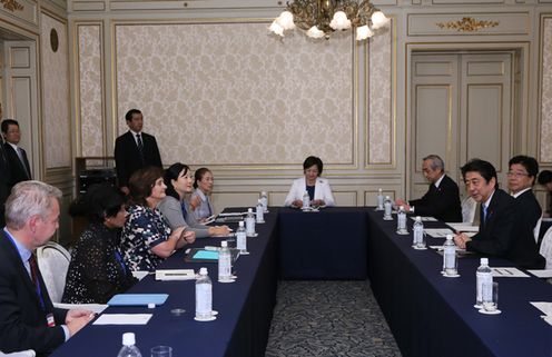 安倍总理继续出席在东京都内召开的“为实现女性绽放光彩社会的国际论坛” World Assembly for Women in Tokyo（WAW! Tokyo 2015）等。