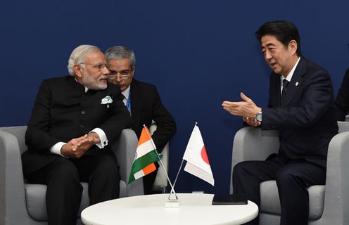 安倍总理为了出席COP21（联合国气候变化框架公约第二十一次缔约方会议）首脑会议继续访问了法兰西共和国的巴黎。