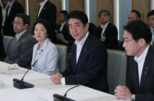 安倍总理在总理大臣官邸出席了第7次“政府、执政党和在野党绑架问题对策机构联络协议会”。