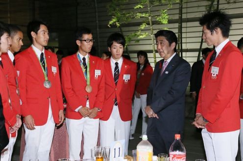 安倍总理邀请里约热内卢奥林匹克运动会与残疾人奥运会日本代表选手团来到总理大臣官邸，并举行了感谢状颁发仪式等。