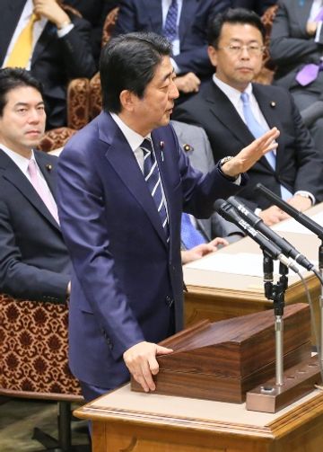 安倍总理在国家基本政策委员会两院联合审查会上进行了党首讨论。