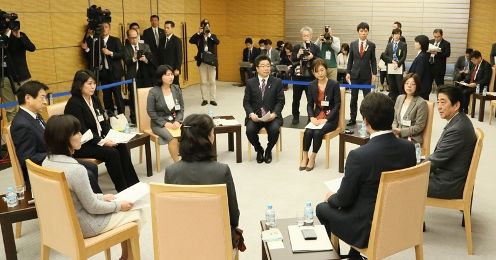 安倍总理在总理大臣官邸召开了第4次“总理与第一线人员有关工作方式改革的意见交换会”。