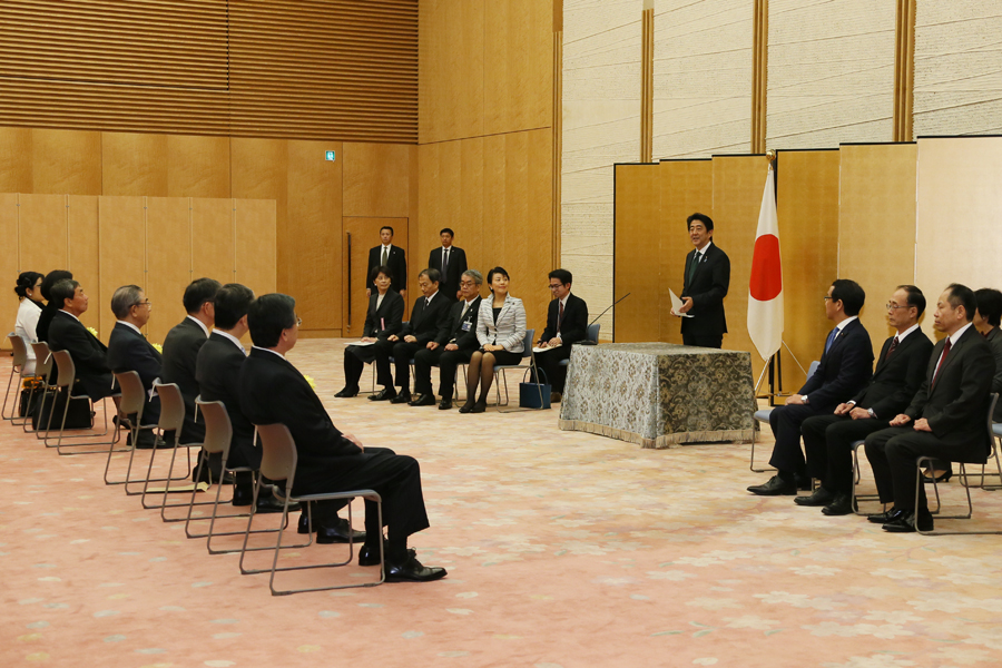 安倍总理在总理大臣官邸出席了“女性绽放光彩先进企业表彰仪式”。