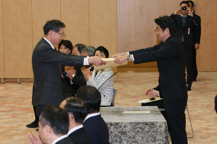 安倍总理在总理大臣官邸出席了“女性绽放光彩先进企业表彰仪式”。