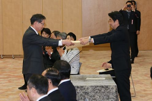 安倍总理在总理大臣官邸出席了“女性绽放光彩先进企业表彰仪式”。