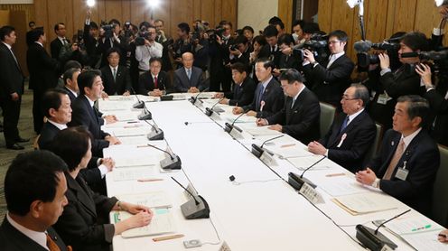 安倍总理在总理大臣官邸出席了2014年度第3次“中央与地方协商会议”。