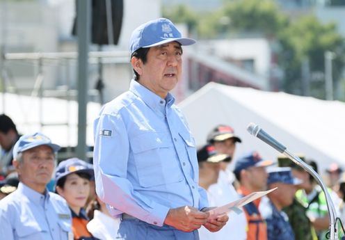 在以安倍总理为首的全体阁僚参与之下，举行了2016年度综合防灾训练。