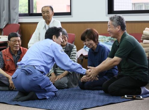 安倍总理为了视察熊本地震的重建・复兴状况，访问了大分县及熊本县。