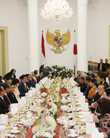 安倍总理访问了印度尼西亚共和国的雅加达。