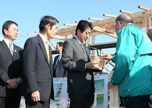 安倍总理访问了宫城县。
