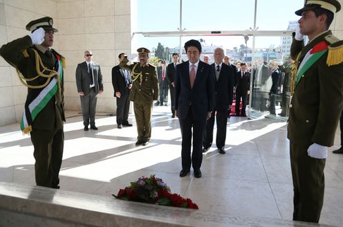 安倍总理访问了巴勒斯坦自治政府。