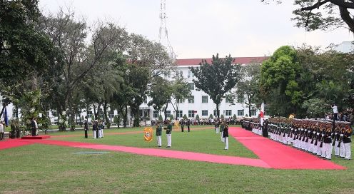 安倍总理在东京国际机场（羽田机场）举行记者会后，访问了菲律宾共和国的马尼拉。