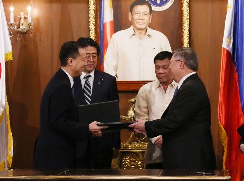 安倍总理在东京国际机场（羽田机场）举行记者会后，访问了菲律宾共和国的马尼拉。