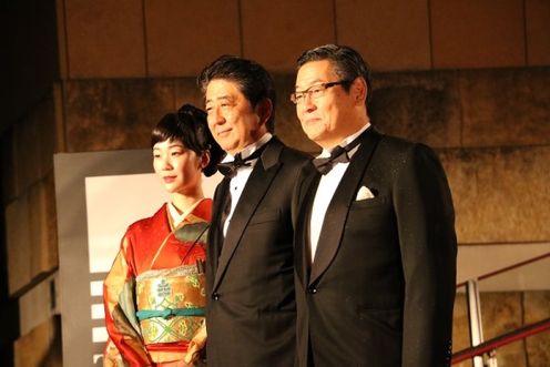 安倍总理出席了在东京都内举行的第29届东京国际电影节开幕式。