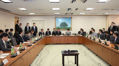 野田总理出席了在内阁府本府召开的睿智之新领域部会。