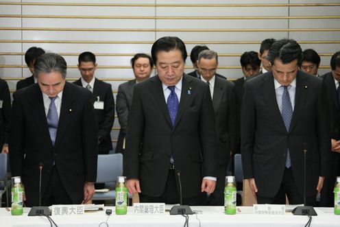 野田总理在总理大臣官邸出席了复兴推进委员会的首次会议。
