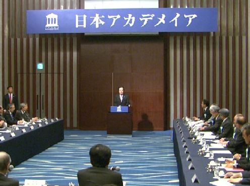 野田总理出席了在东京都内召开的，由日本Akademeia主办的“与野田总理的第一次交流会”。