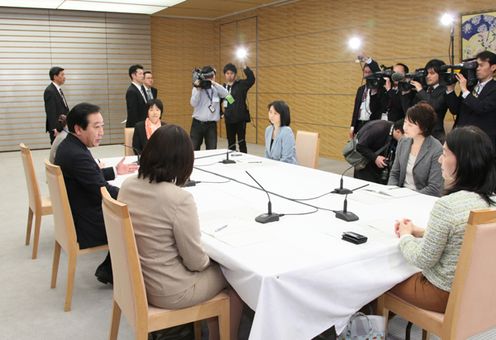 野田总理在总理大臣官邸就儿童、育儿与女记者们进行了意见交换。