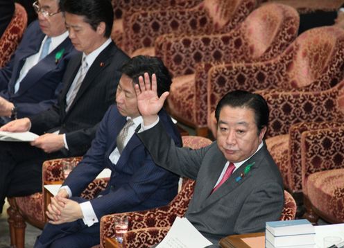野田总理出席了众议院预算委员会。