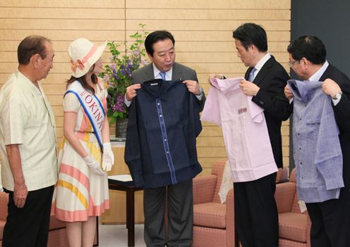 野田总理在总理大臣官邸接受了冲绳县知事仲井真弘多赠送的“冲绳花衬衫”。