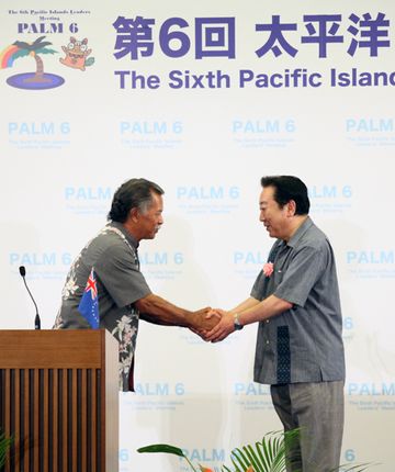 野田总理为了出席在冲绳县名护市举行的第六次太平洋岛屿峰会访问了冲绳县。