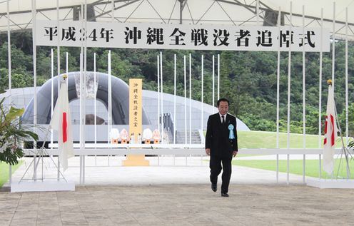 野田总理于冲绳县慰灵日的2012年6月23日，为了出席由冲绳县在丝满市和平祈念公园主办的“冲绳全体战殁者追悼仪式”，访问了冲绳县。