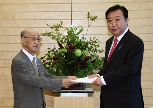 野田总理在总理大臣官邸接受了（社）千岛齿舞群岛居住者联盟理事长小泉敏夫的拜会。