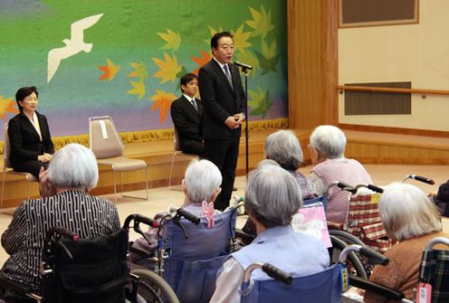 野田总理出席了在广岛市中区和平纪念公园举行的广岛市原子弹爆炸遇难者悼念暨和平祈愿仪式。