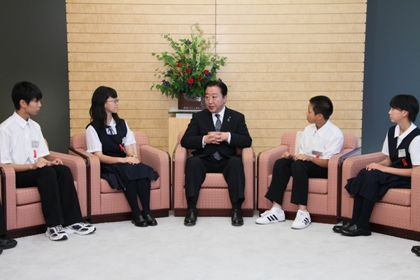 野田总理在总理大臣官邸接受了北方少年（北方领土原居民第三代等初中生）的拜会。