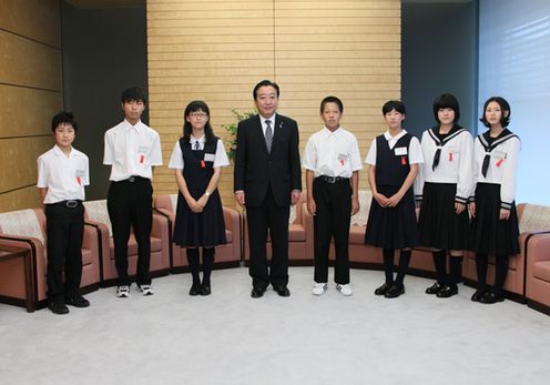 野田总理在总理大臣官邸接受了北方少年（北方领土原居民第三代等初中生）的拜会。