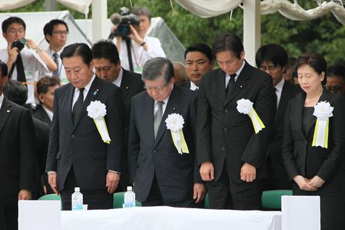 野田总理出席了在长崎市和平公园举行的长崎原子弹爆炸牺牲者悼念和平祈愿仪式。