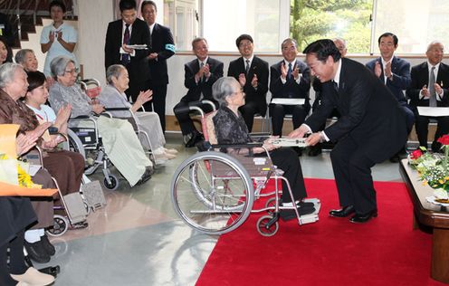 野田总理出席了在长崎市和平公园举行的长崎原子弹爆炸牺牲者悼念和平祈愿仪式。