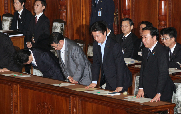 野田总理出席了众议院全体会议。