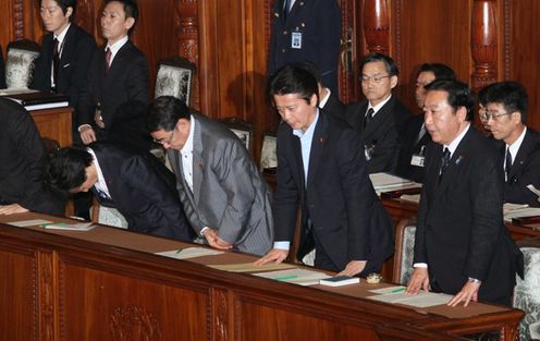 野田总理出席了众议院全体会议。