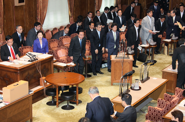 野田总理出席了参议院有关社会保障和税制一体化改革特别委员会。