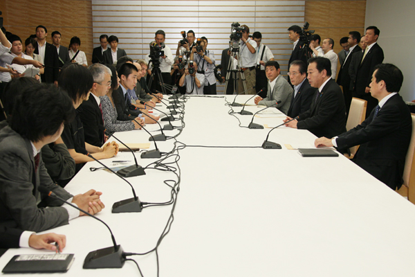 野田总理在总理大臣官邸会见了前总理菅和市民团体等。